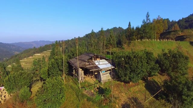 大山里的老房子,如今无人居住,假如给你一笔钱,你敢来睡一晚吗