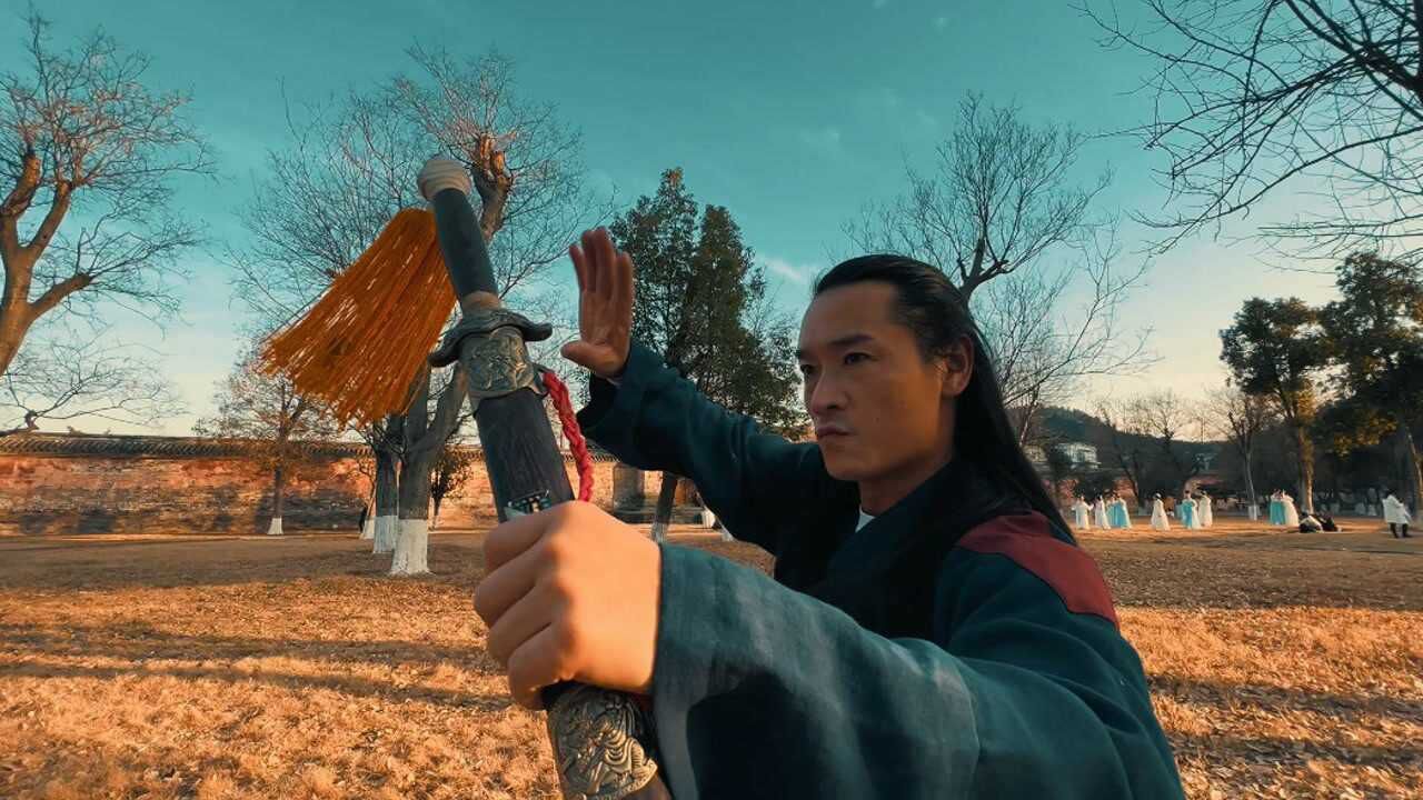 长剑出鞘,剑鸣声沙沙响,一剑在手,独步江湖所向披靡,武侠范儿