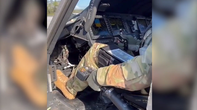 如何驾驶黑鹰直升机总距杆周期变距杆以及方向踏板的操纵学废了吗