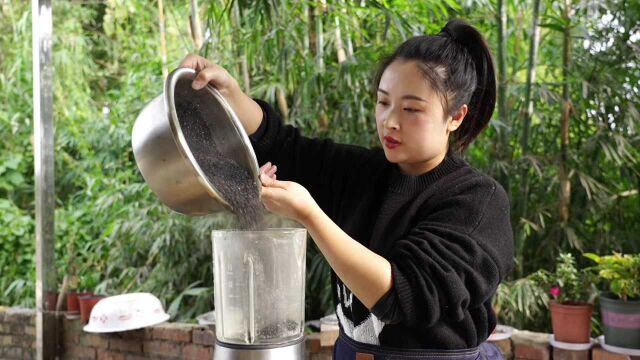 做完地里的农活,再给妈妈做点芝麻丸,香甜可口,妈妈还挺喜欢吃