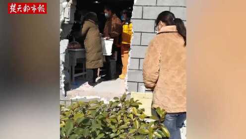 河南滑县一小区因疫情封控，超市老板砸墙开“后门”行方便