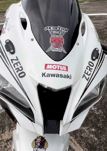 白色的川崎zx10r