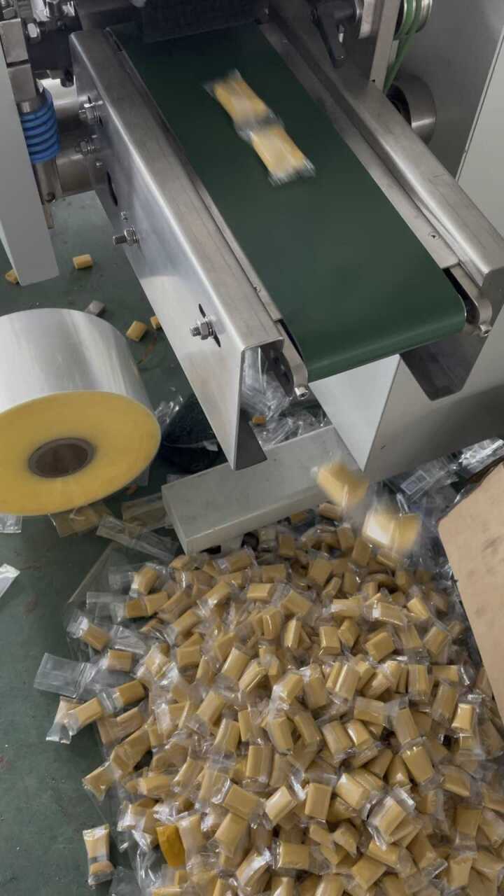 彩泥包装机全自动包装机,效率高,省人工.