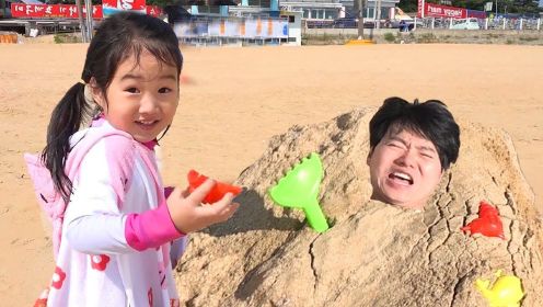 宝蓝和爸爸去海滩玩亲子互动游戏，在沙滩晒着太阳睡觉太惬意了！