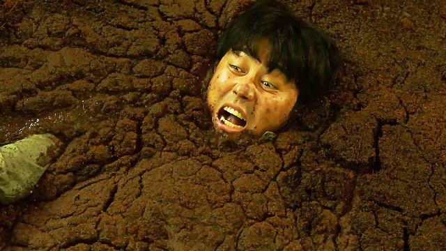 地面惊现巨型坑洞,男人掉进粪坑,为了救爸爸,儿子也跳了下去