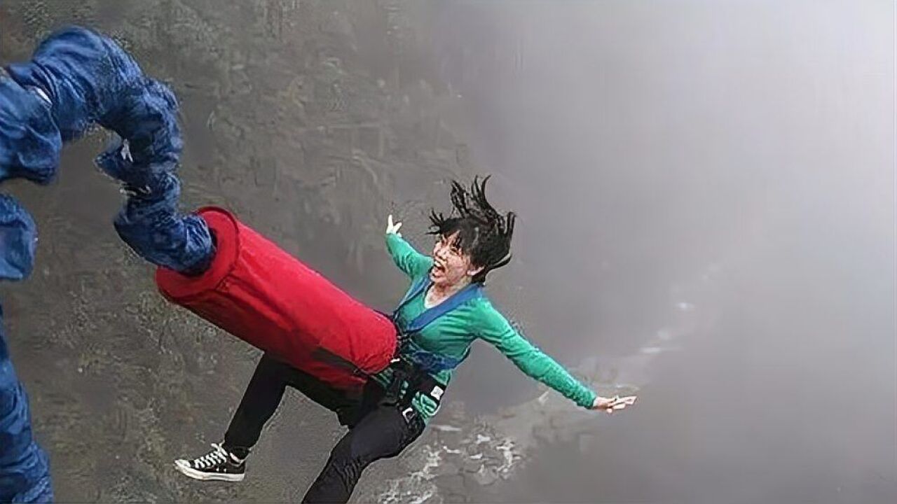 美女试玩蹦极,不料被水中鳄鱼一口吞了,镜头拍下生前10秒!