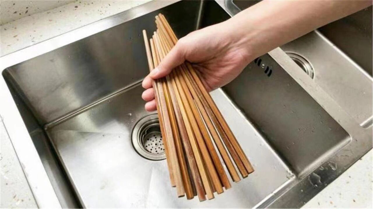 洗筷子,不要用洗洁精,也别用水煮,教你正确技巧,洗得干净卫生