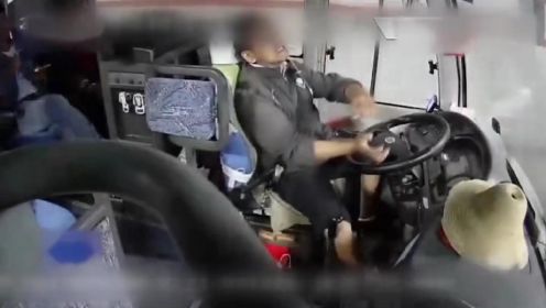 大巴车司机高速上晕厥，男子飞扑控制方向盘，救了全车人性命