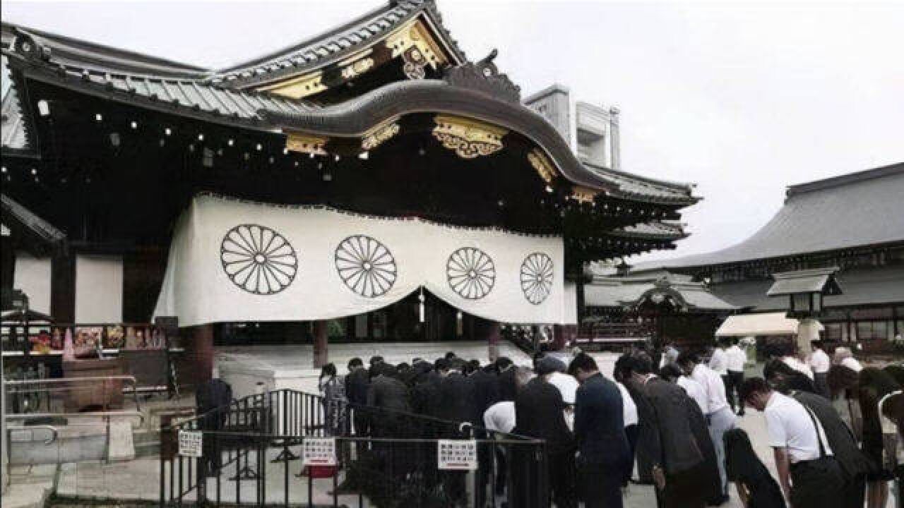 历史影像:日本将战犯送入靖国神社祭拜,画面看着来气!