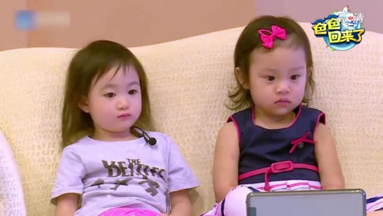 爸爸回来了儿时的友谊好美好甜馨奥莉抱在一起,一对好姐妹