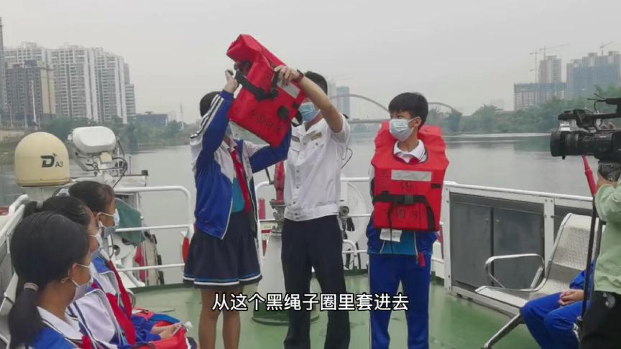 示范穿着救生衣的正确方法_高清