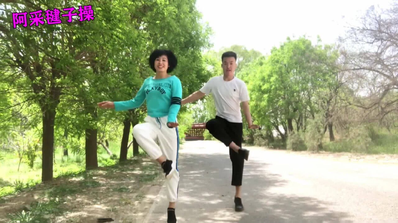 妈妈带儿子跳毽子操《本草纲目》不愧广场舞大妈，把儿子累坏了_腾讯视频