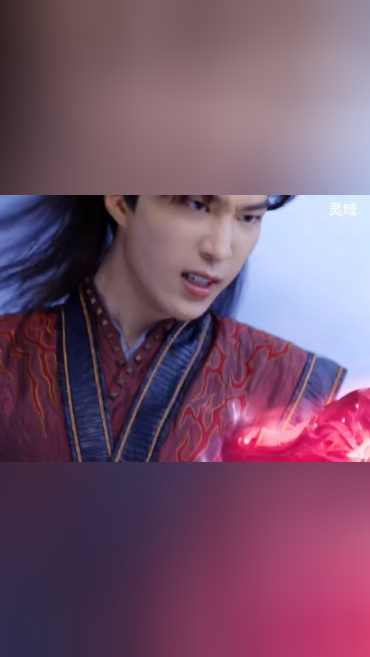 废材小伙秦烈集齐四灵器成功觉醒战神贡穆烈一招打败第一巫虫从此