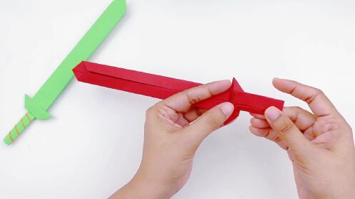 幼儿园手工玩具教程:折纸大宝剑,简单易学,和孩子一起学吧