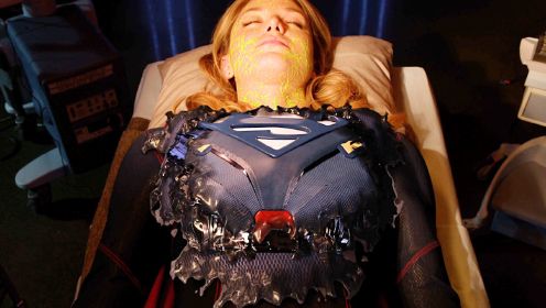女超人无法呼吸空气，被迫穿上纳米战衣，这动作是钢铁侠上身？