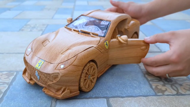 手艺人木板手工雕刻制作法拉利f12跑车!