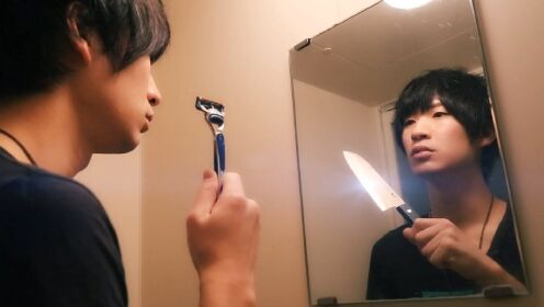 搞笑片：镜中的自己竟然想反抗，看小伙如何跟他斗！