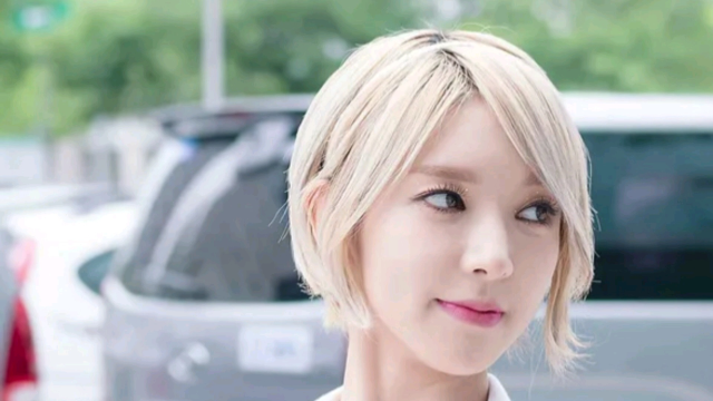 短发女神草娥来唱歌啦