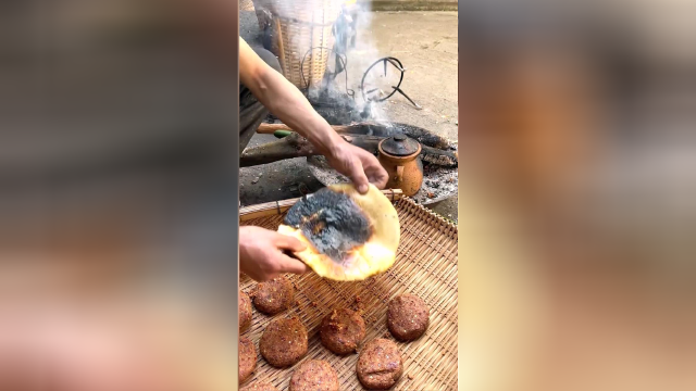 記錄農村生活,今天用竹子筒烤一些豆腐渣配餅子吃