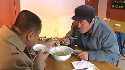 “饭友”赵本山范伟吃戏：小饭馆吃白菜炖豆腐，馒头就咸菜真香