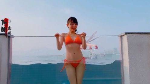 韩国美女去海边度假住海景房，无边泳池更是要去游泳一下！