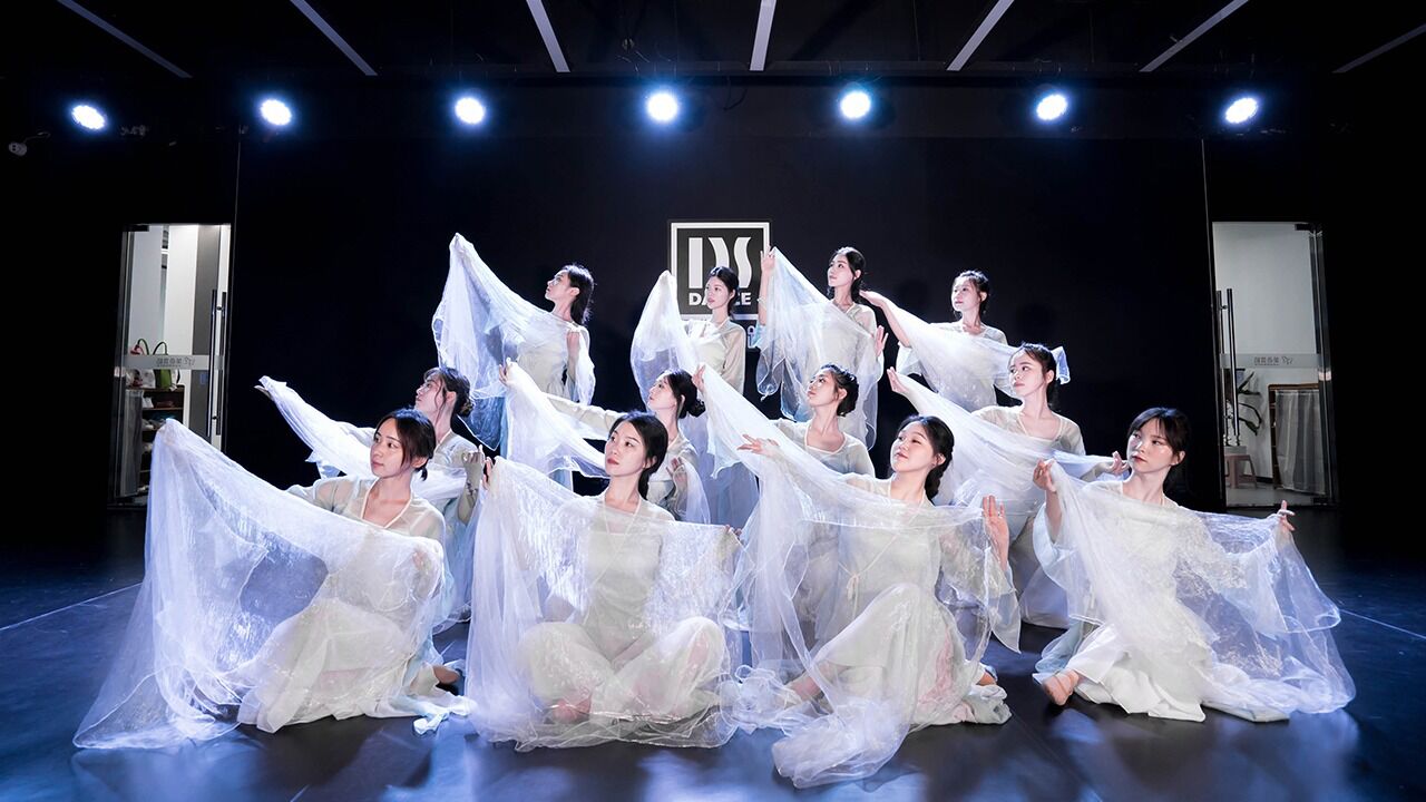 学跳舞不就是为了这亿点气质么!纱巾古典舞《水墨丹青凤凰城》_腾讯视频