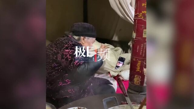 【视频】88岁老太吃饭时痴迷用手机看剧,外孙女:像个老小孩