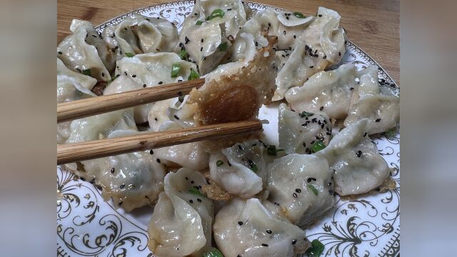 想吃煎饺最简单的做法,用速冻水饺就能做,底部焦香,看着流口水