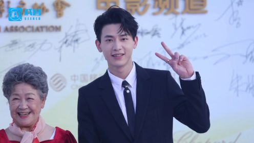 青年演员辛云来亮相第三十五届金鸡奖闭幕式红毯。