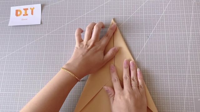 "手工折纸"一架可以直线飞行的"标枪式纸飞机"-腾讯新闻