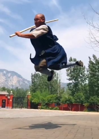 少林武僧展示棍法,招式威武霸气,不愧是武术圣地