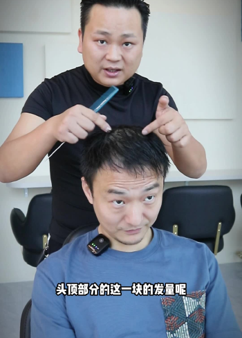 头顶发量偏少,前额发际线也很高,这样的男生发型该怎么设计发型呢?