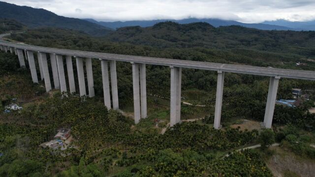 国营金江农场5队,旁有高速路,搭建起一座雄伟壮观的高架桥