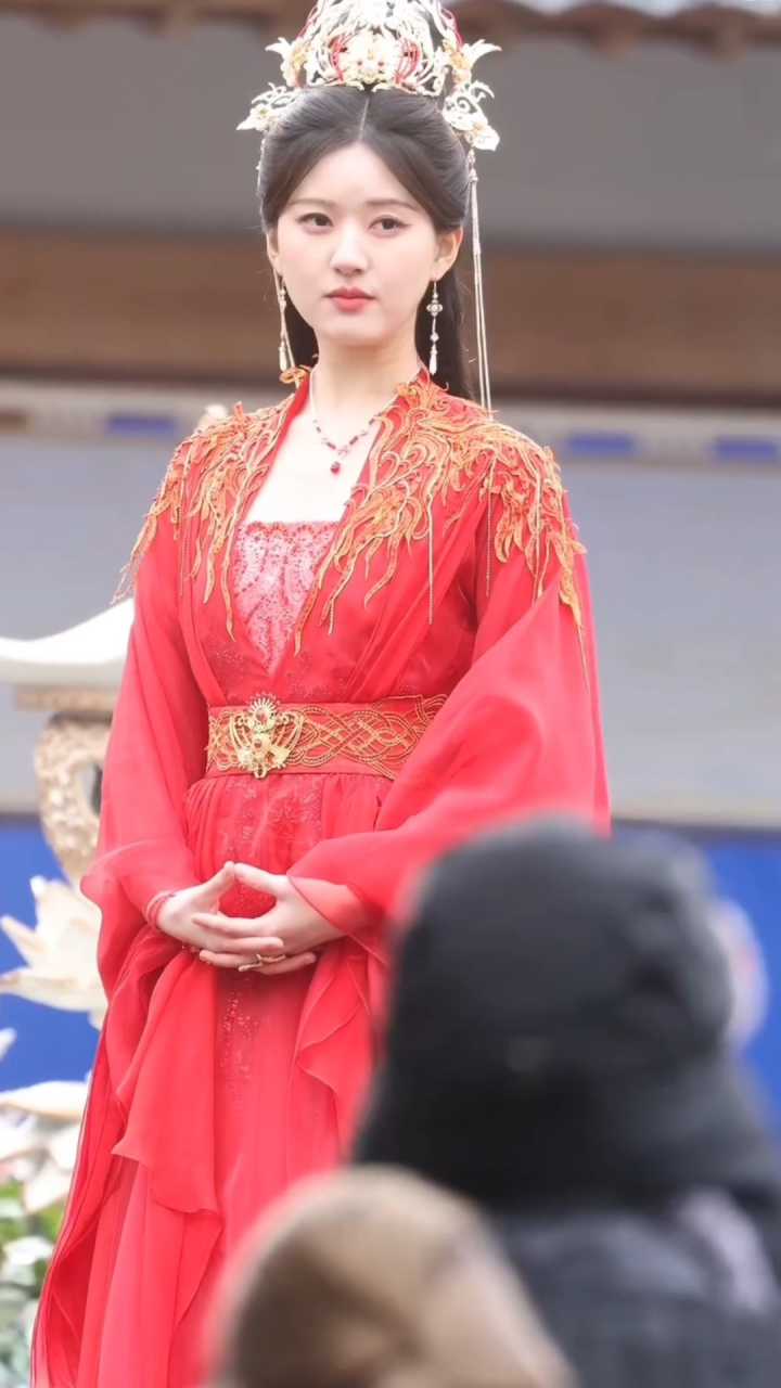 赵露思新剧神隐婚服路透,红色高端大气,好美啊