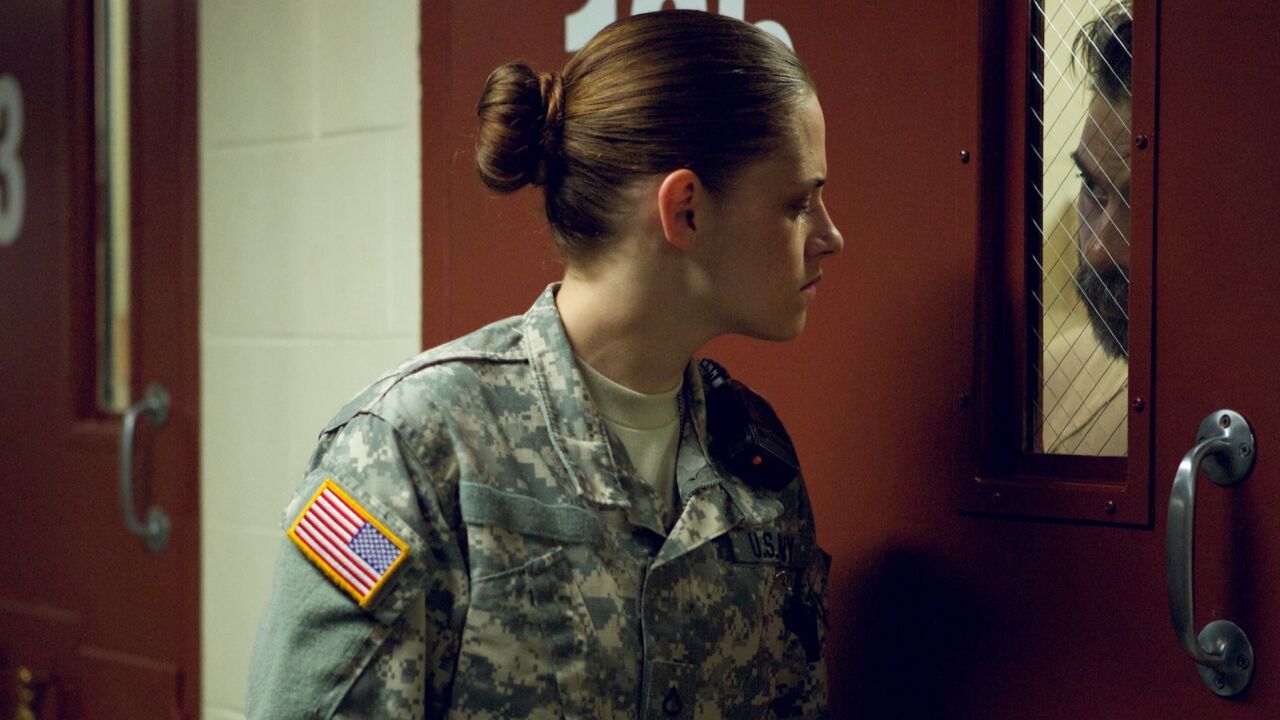 《x射线营地》:女狱警给犯人送水,却被泼了一身的屎