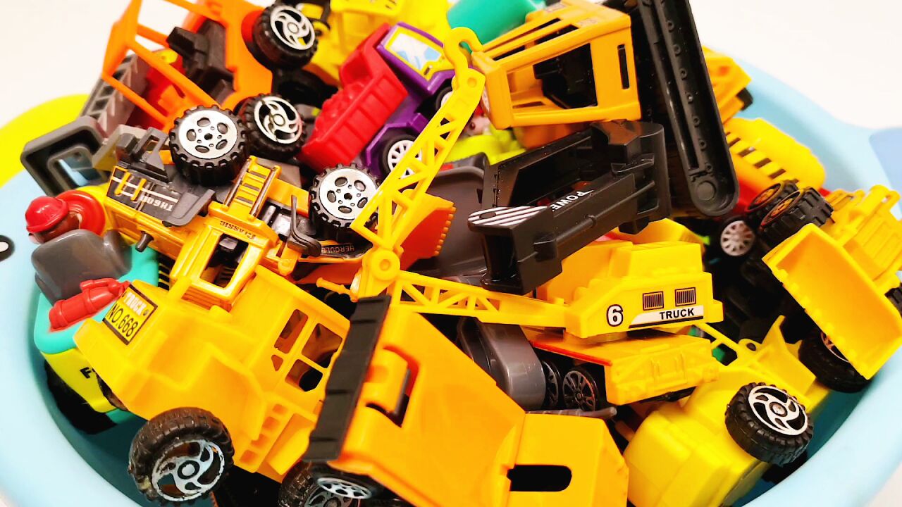 黄色工程车系列早教益智玩具堆成山