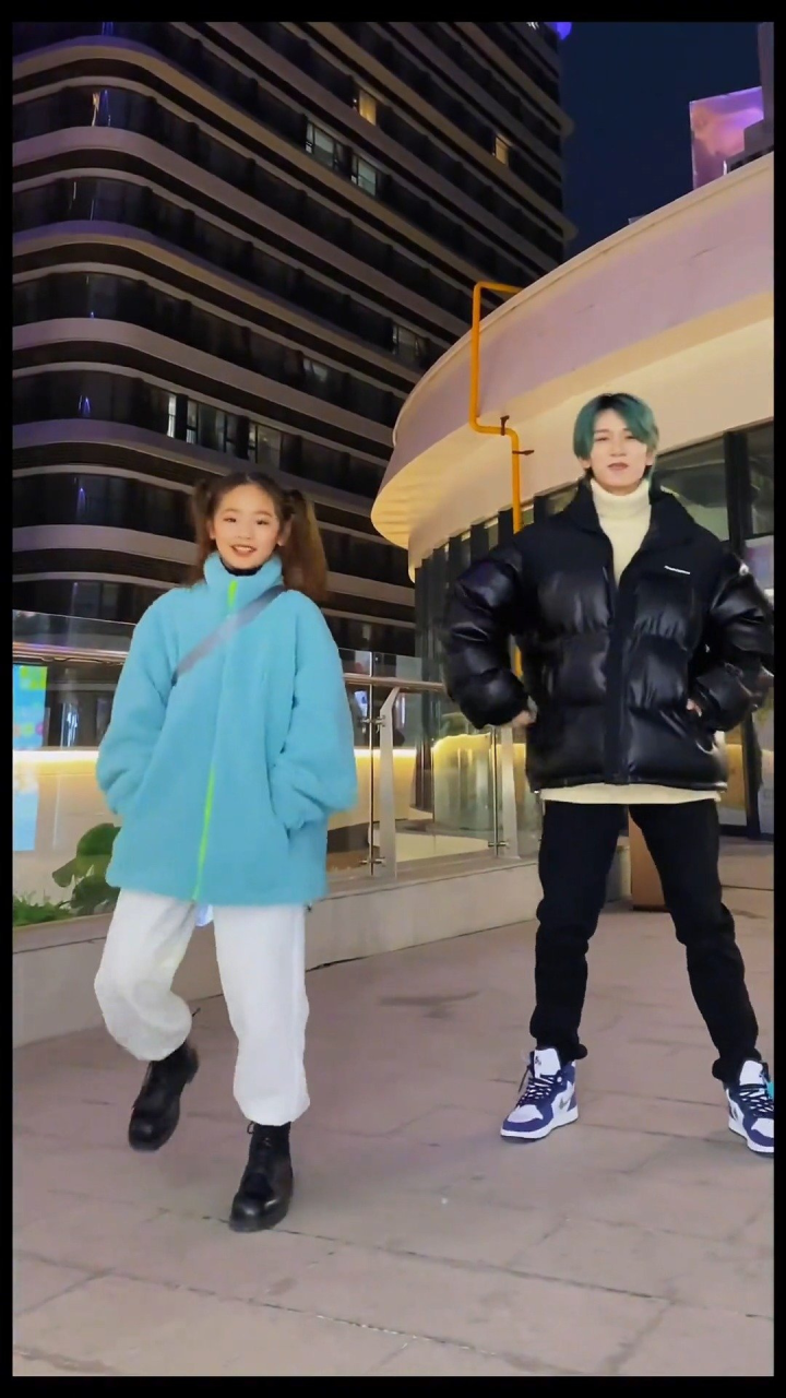 和晖叔叔一起来报道啦咆哮插兜舞@hlt景晖