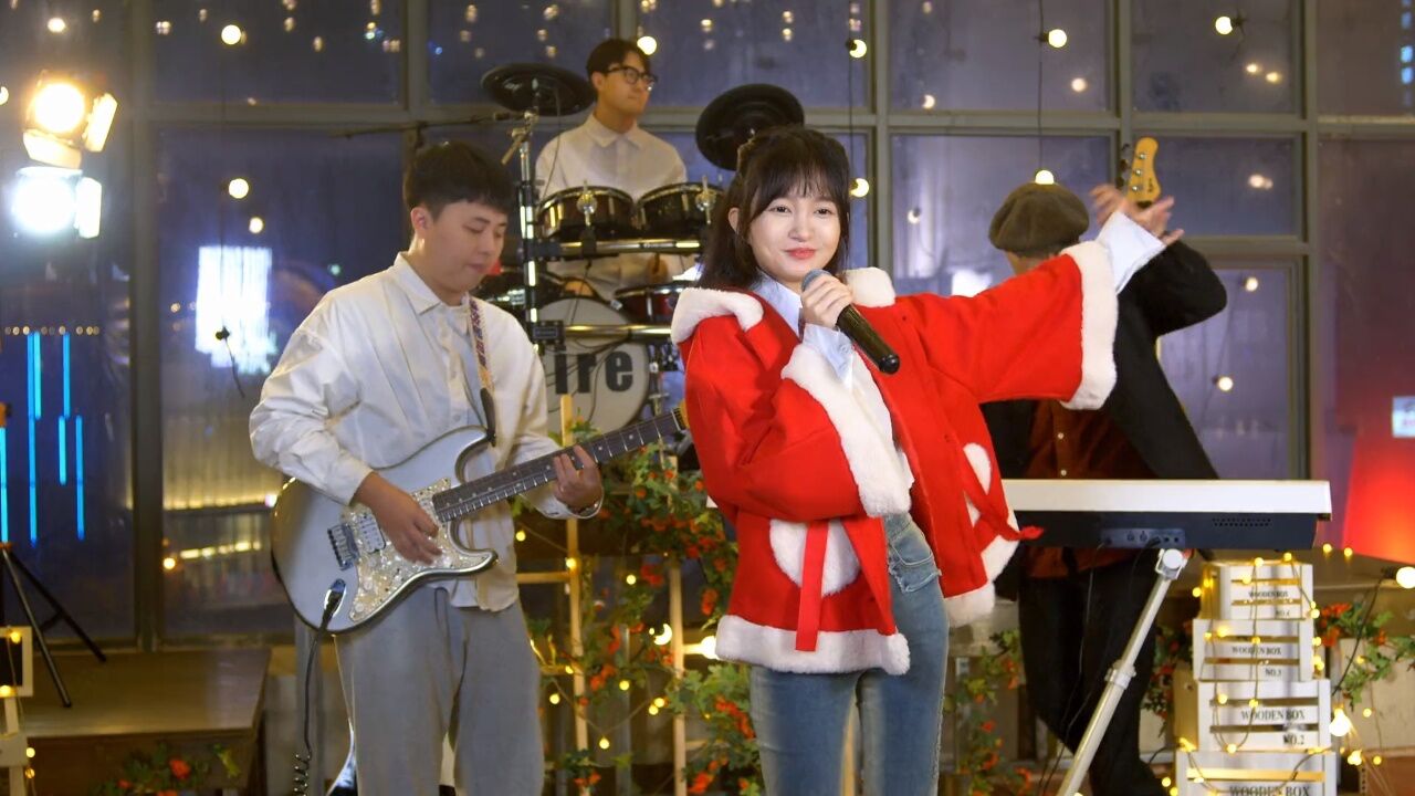 蓝光乐队翻唱《大笑江湖》曲调欢快,让人听着心情非常愉悦