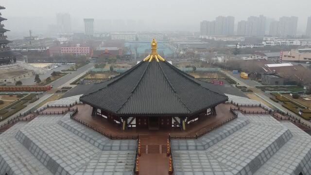 河南洛阳,繁华地段看到的,其他城市不多见