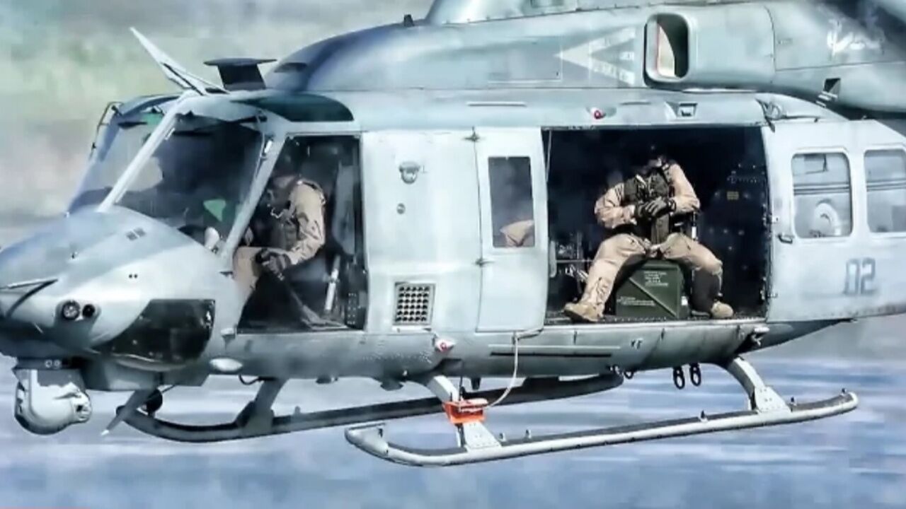 绝对火力!实拍美uh-1y毒液直升机对地面近距火力支援训练!