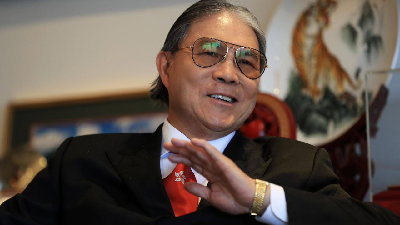 霍震霆为女子游泳冠军颁奖,梦回当年给郭晶晶颁奖,霍启山随行