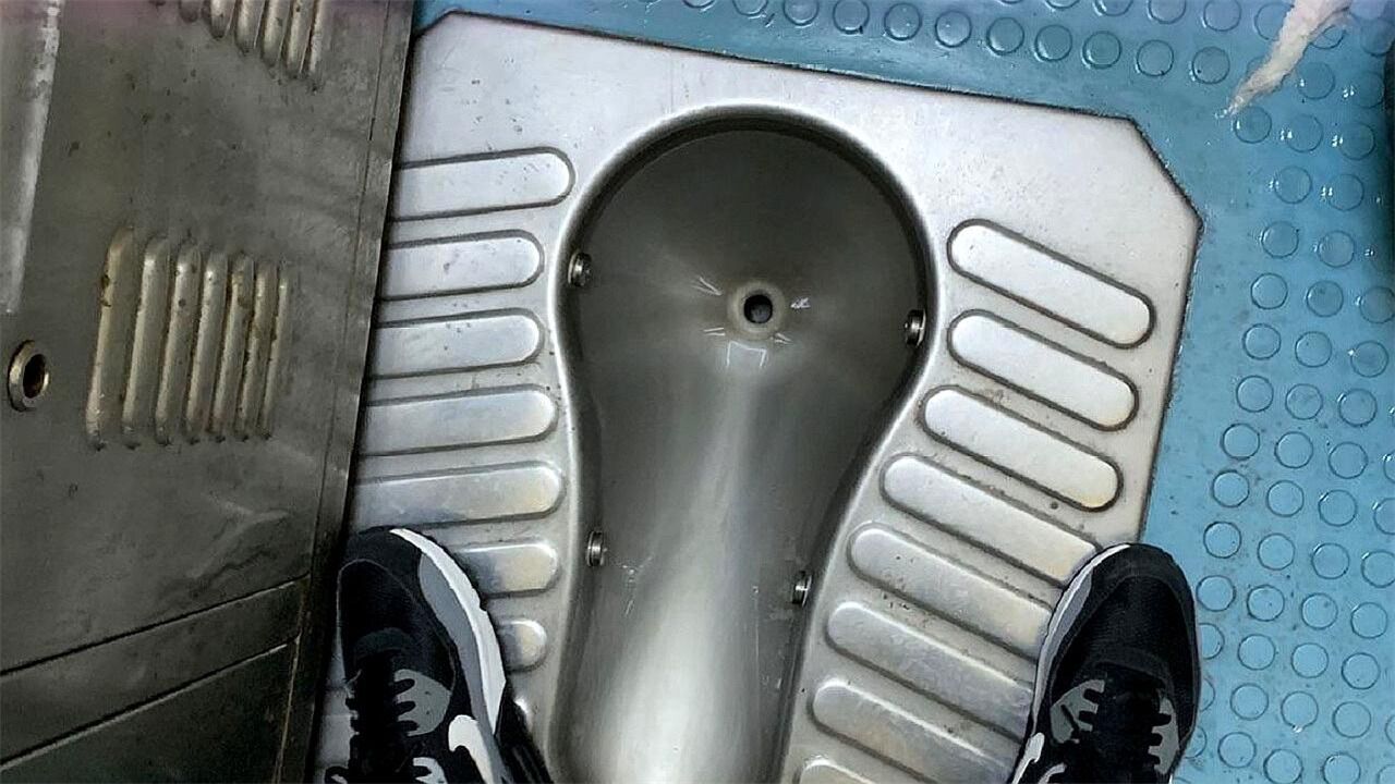 火车厕所的"洞"那么小,是怎么把便便冲下去的?看完涨知识了