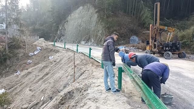 单价2000块钱一米的公路护栏安装流程#波形护栏 #护栏安装施工 #吴星星星