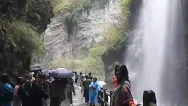 甘肃陇南多景区迎来游客,徜徉山水乐享生态,新“秦巴山居图”游人如织