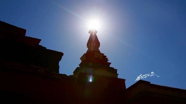 托林寺 藏语意为“飞翔空中永不坠落的寺庙”.始建于公元996年,在藏族历史上托林寺的地位举足轻重.