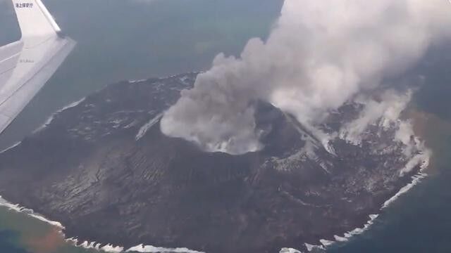 日本一火山喷发 航拍现场:海水变棕褐色和绿色,烟柱高达1500米