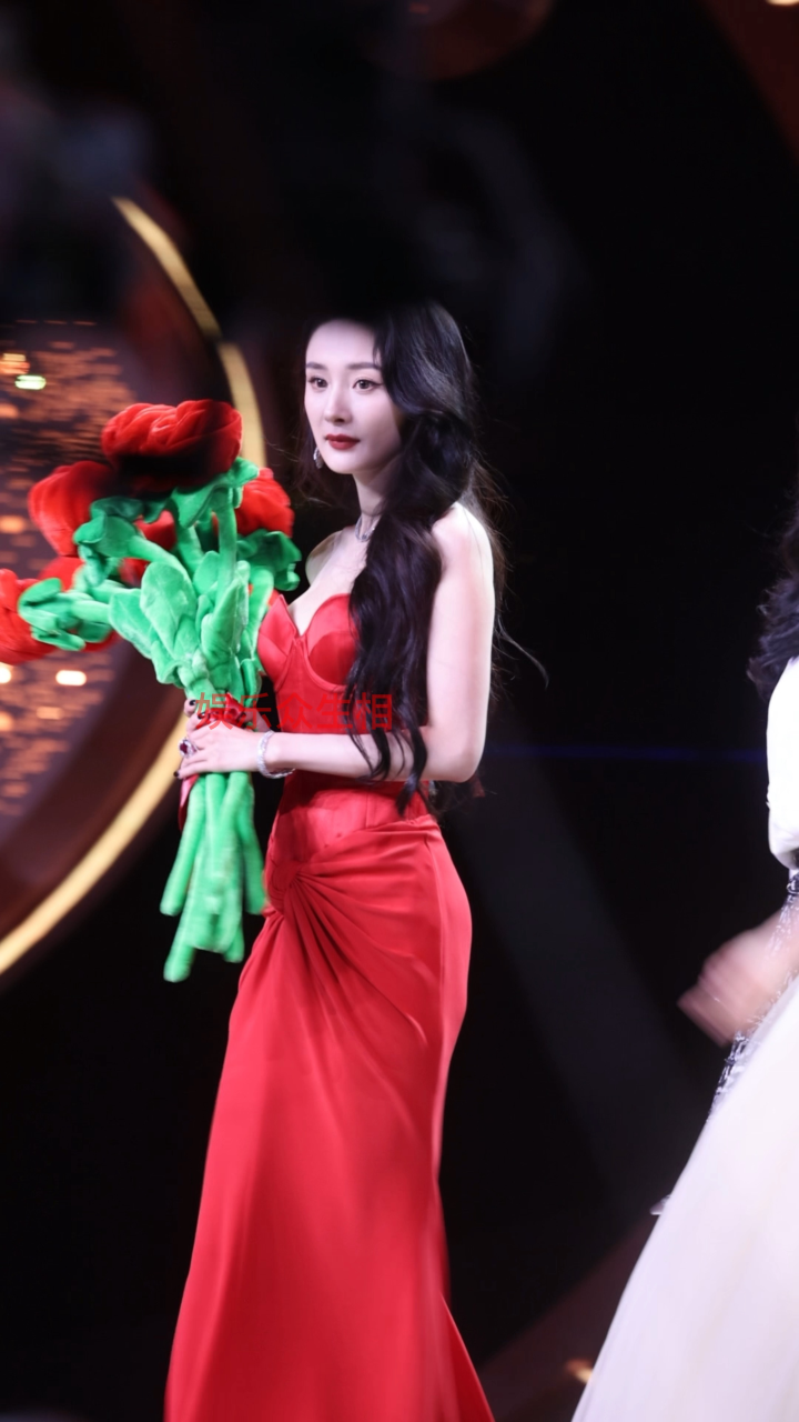 杨幂红色抹胸裙造型好米呀