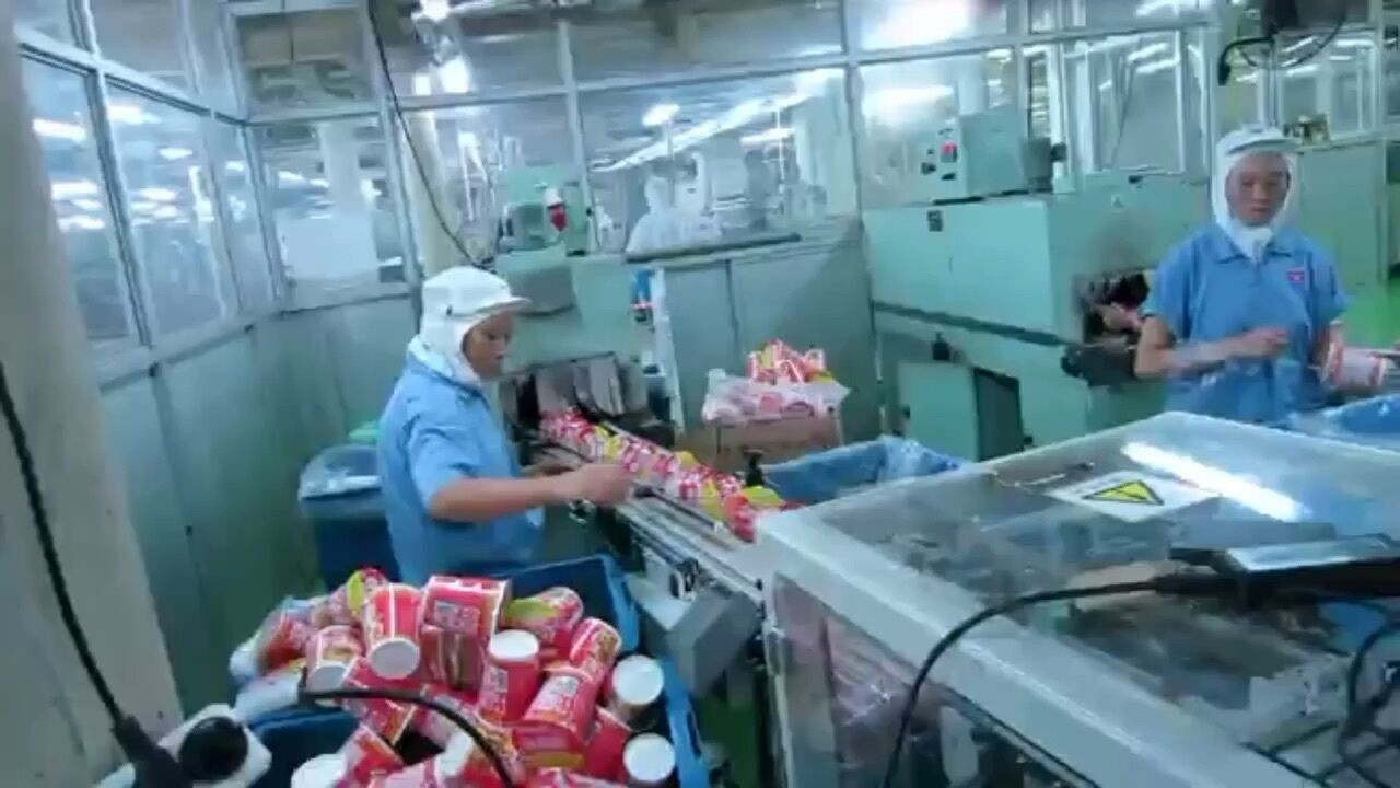 全自动桶装方便面装箱机,正反装箱一片式裹包,机械手自动装箱机,杯装产品机械手装箱机_高清1080P在线观看平台_腾讯视频