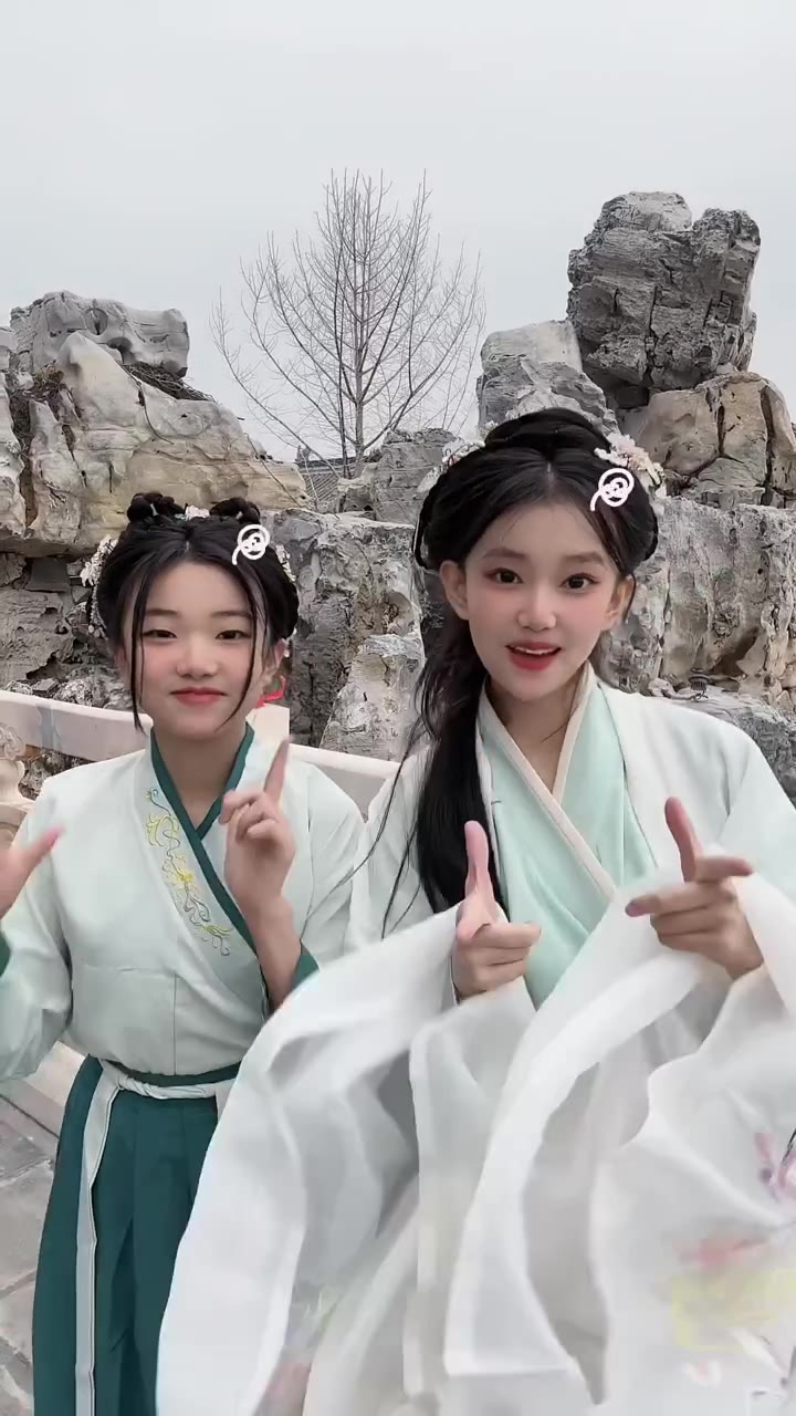 轻轻贴近你的耳朵～ #宋小睿 #轻轻贴近你的耳朵 #手势舞