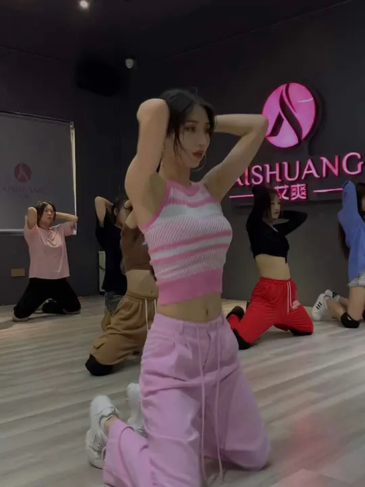 群舞 #露脐装 #大长腿 #爵士舞 #身材秀 #性感美女 #舞蹈练习室